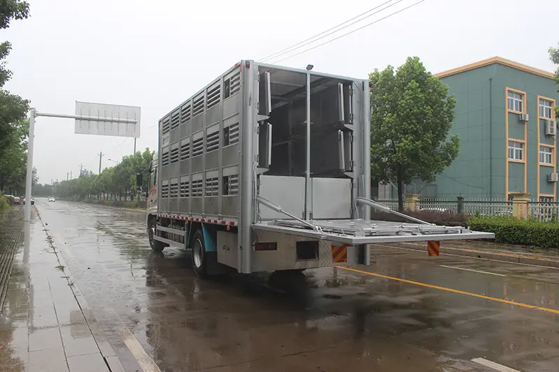 Livestock and Poultry Transport Truck