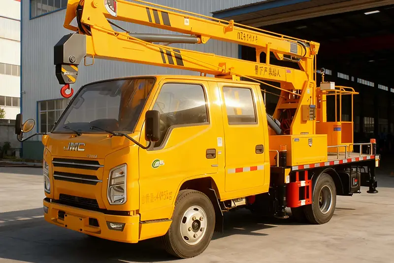 Mittlerer Arbeitslastwagen mit Gelenkausleger